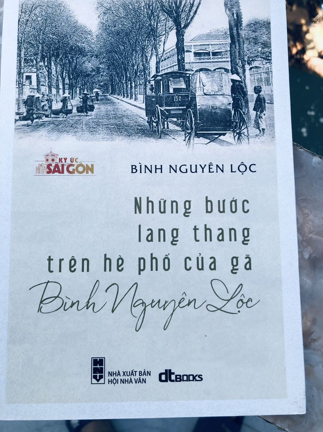 Những bước lang thang trên hè phố của gã Bình-Nguyên Lộc